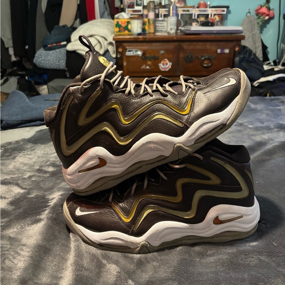Brown, Gold, & White Sunset Taupe 
Nike Air Pippen 1